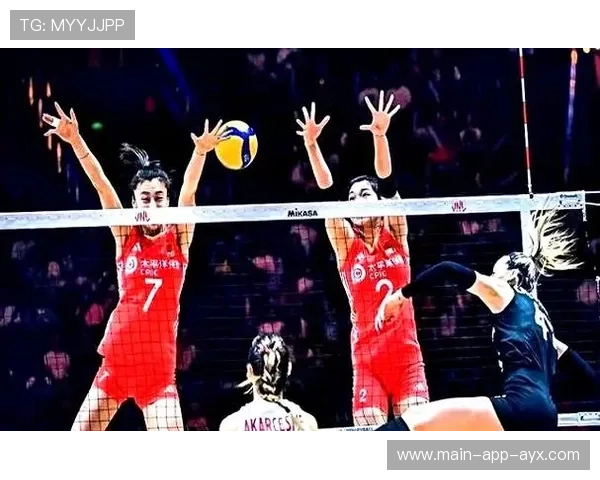 女排副攻三次拦网像盖帽表演
