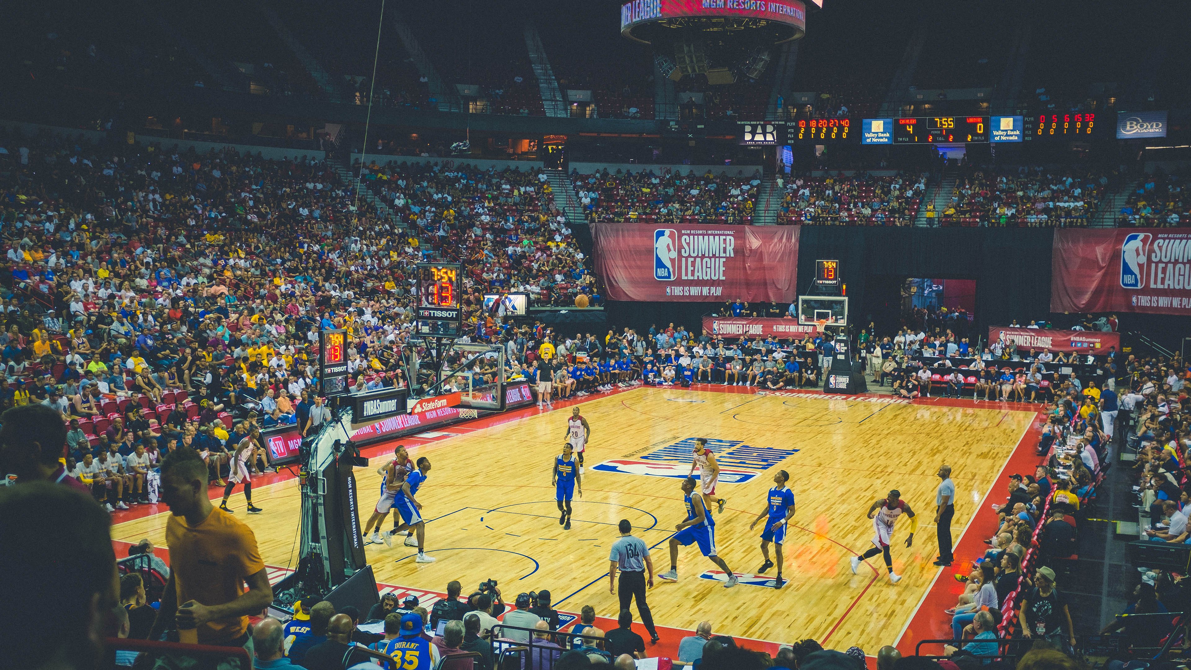 中国羽毛球女队全胜晋级，汤尤杯卫冕之路开门红，羽毛球最高奖项汤尤杯